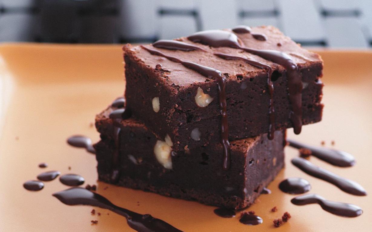 Торт брауни классический. Брауни с шоколадом. Шоколадное пирожное сверху. Пирожное Брауни с шоколадными кусочками. Брауни прямоугольный.